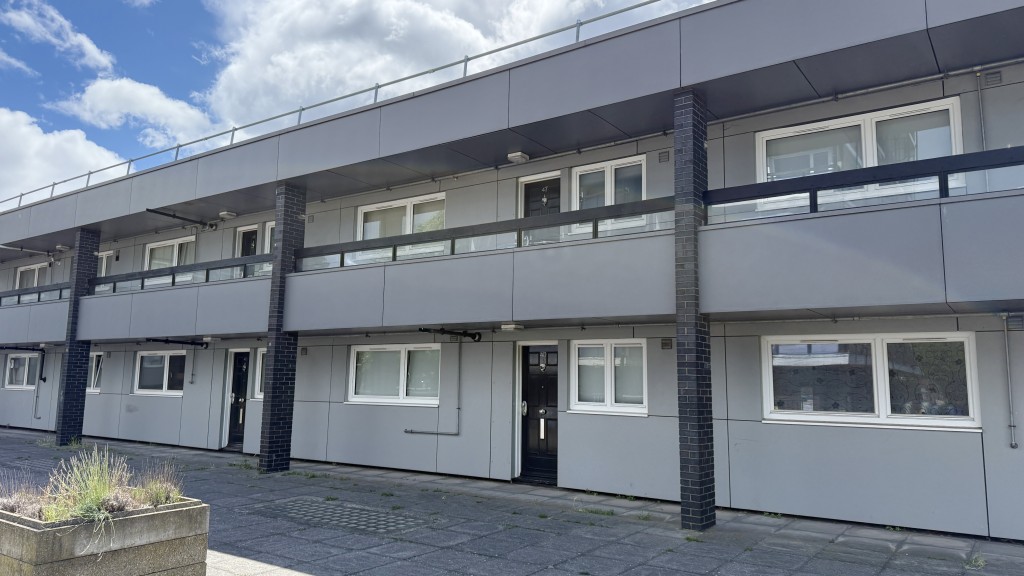 Lot: 78 - VACANT ONE-BEDROOM TOP FLOOR FLAT REQUIRING IMPROVEMENT - External front image of flat from first floor area